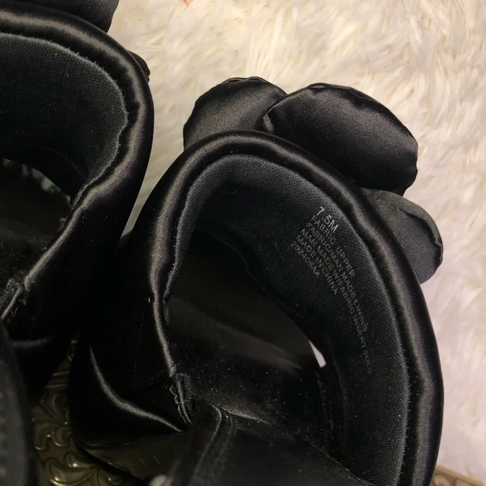 Gianni Bini Black Satin Floral Platform Shoes size 7.5 NWOT